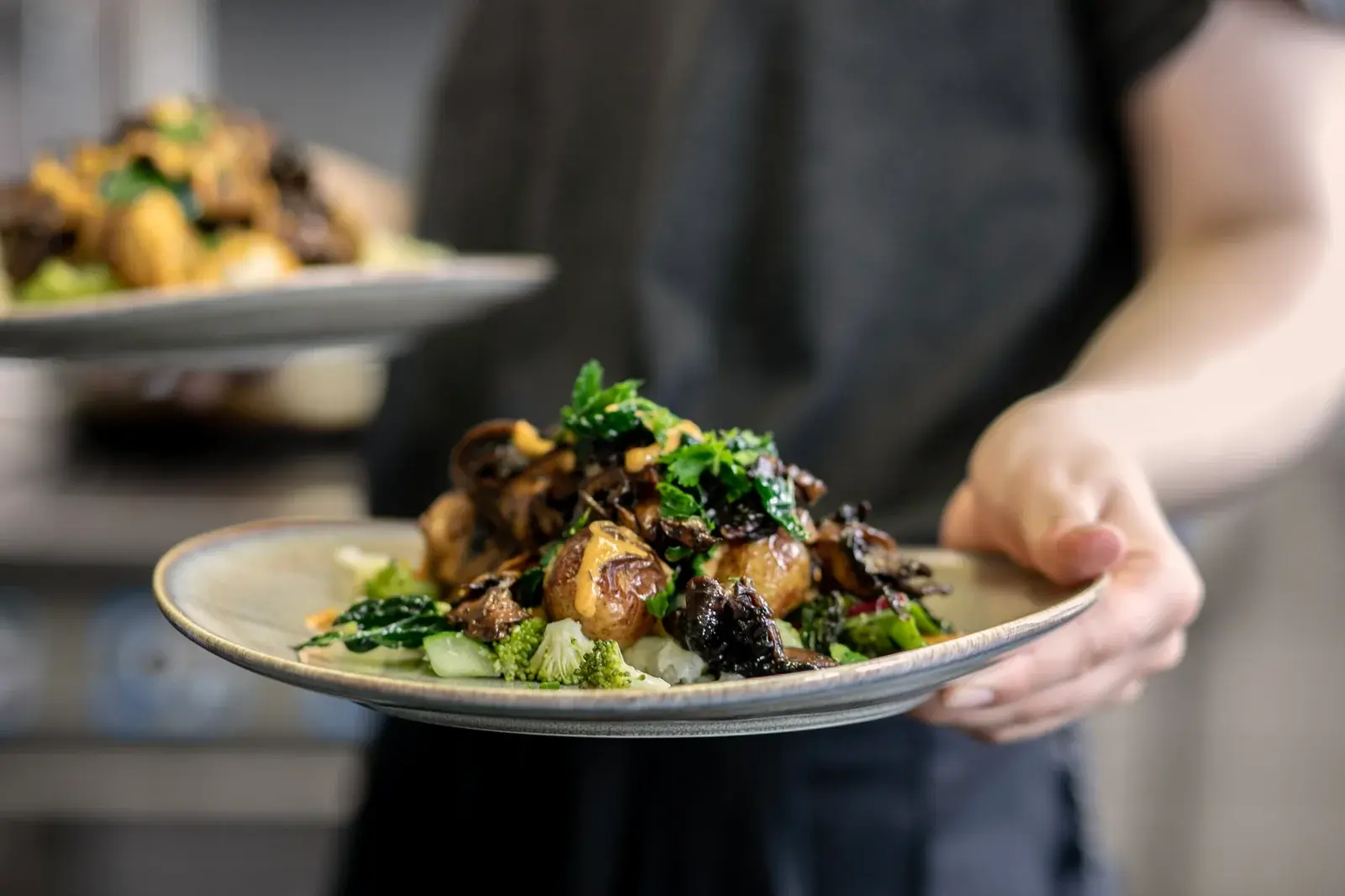En varm lunchrätt med grönsaker serveras på tallrik