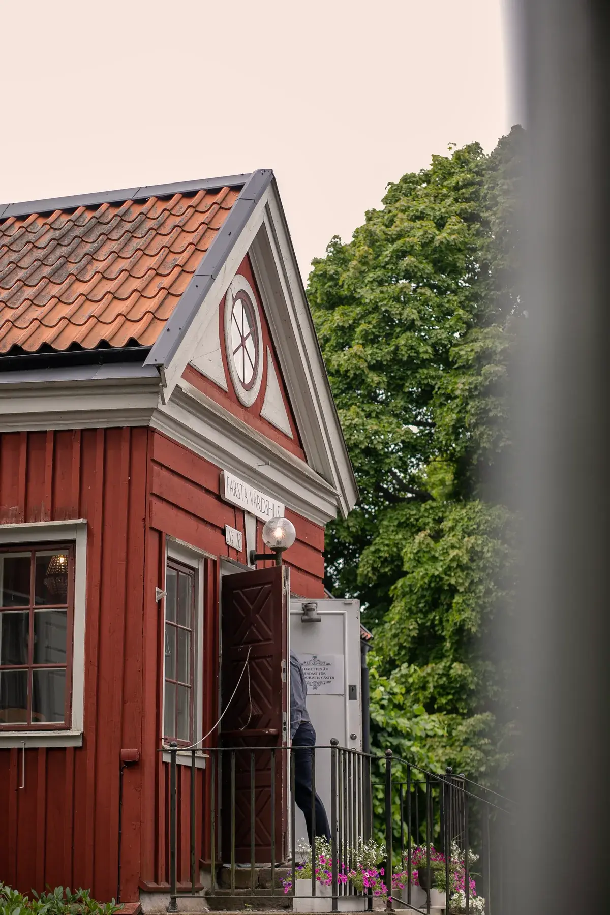 Farsta Värdshus röda fasad och gavel